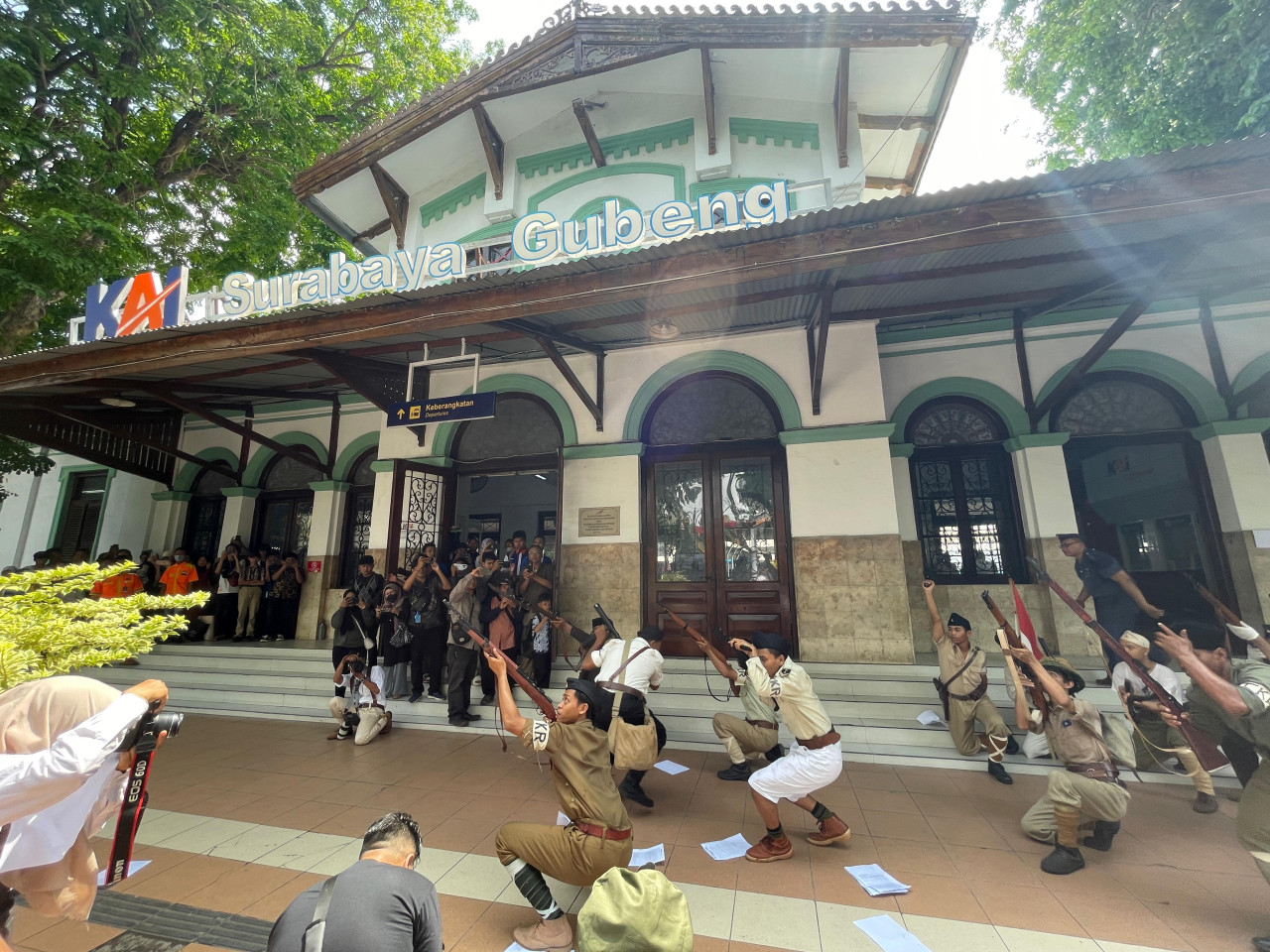 Aksi teatrikal Kereta Api Terakhir Surabaya di Stasiun Gubeng. (Foto: KAI/jatimnow.com)