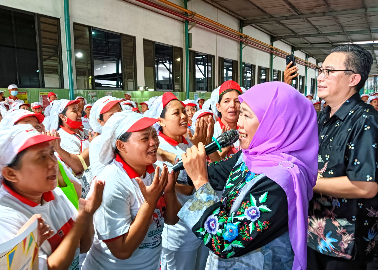 Khofifah Indar Parawangsa, Calon Gubernur Jawa Timur nomor urut 2 mengunjungi pabrik biskuit, PT Aneka Indo Makmur (AIM) Biskuit di Karangbong Gedangan Sidoarjo. (Foto: Ahaddiini HM/jatimnow.com).