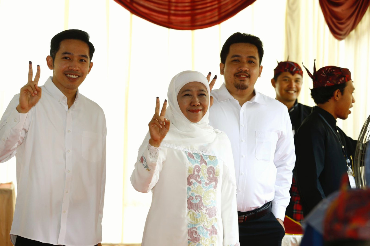 Khofifah didampingi 2 putranya nyoblos di TPS 19, Jemurwonosari, Surabaya (foto: Ni'am Kurniawan/jatimnow.com)