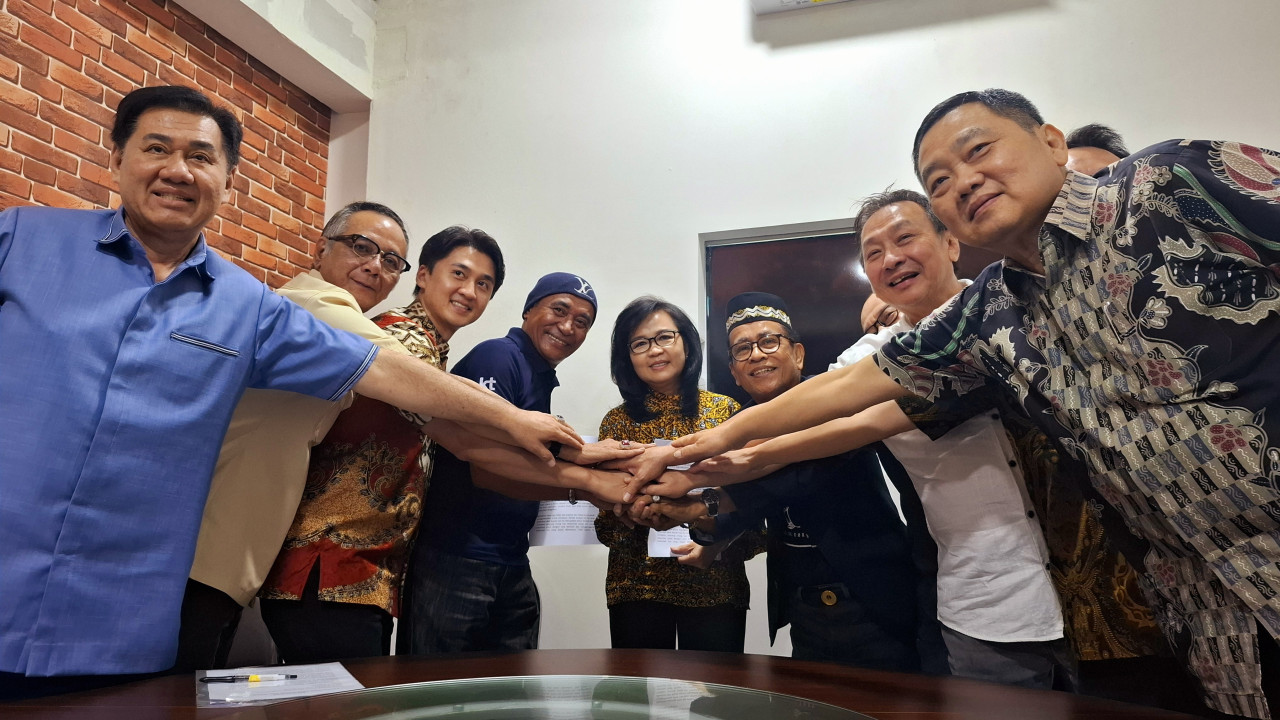 Pernyataan damai Nouke CS dengan SMA Gloria 2 Surabaya (foto: Ni'am/jatimnow.com)
