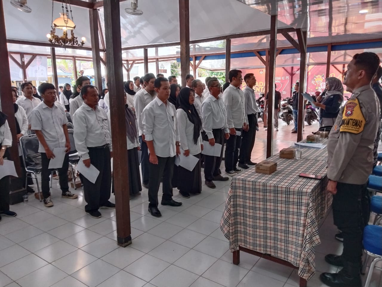 Pelantikan KPPS di wilayah Kelurahan Kepatihan, Kecamatan Tulungagung. (Foto: Bramanta Pamungkas/jatimnow.com)
