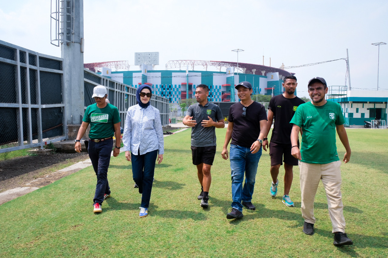 Anggota Komisi X DPR RI, Lita Machfud Arifin saat mengunjungi Persebaya Future Lab. (Foto: