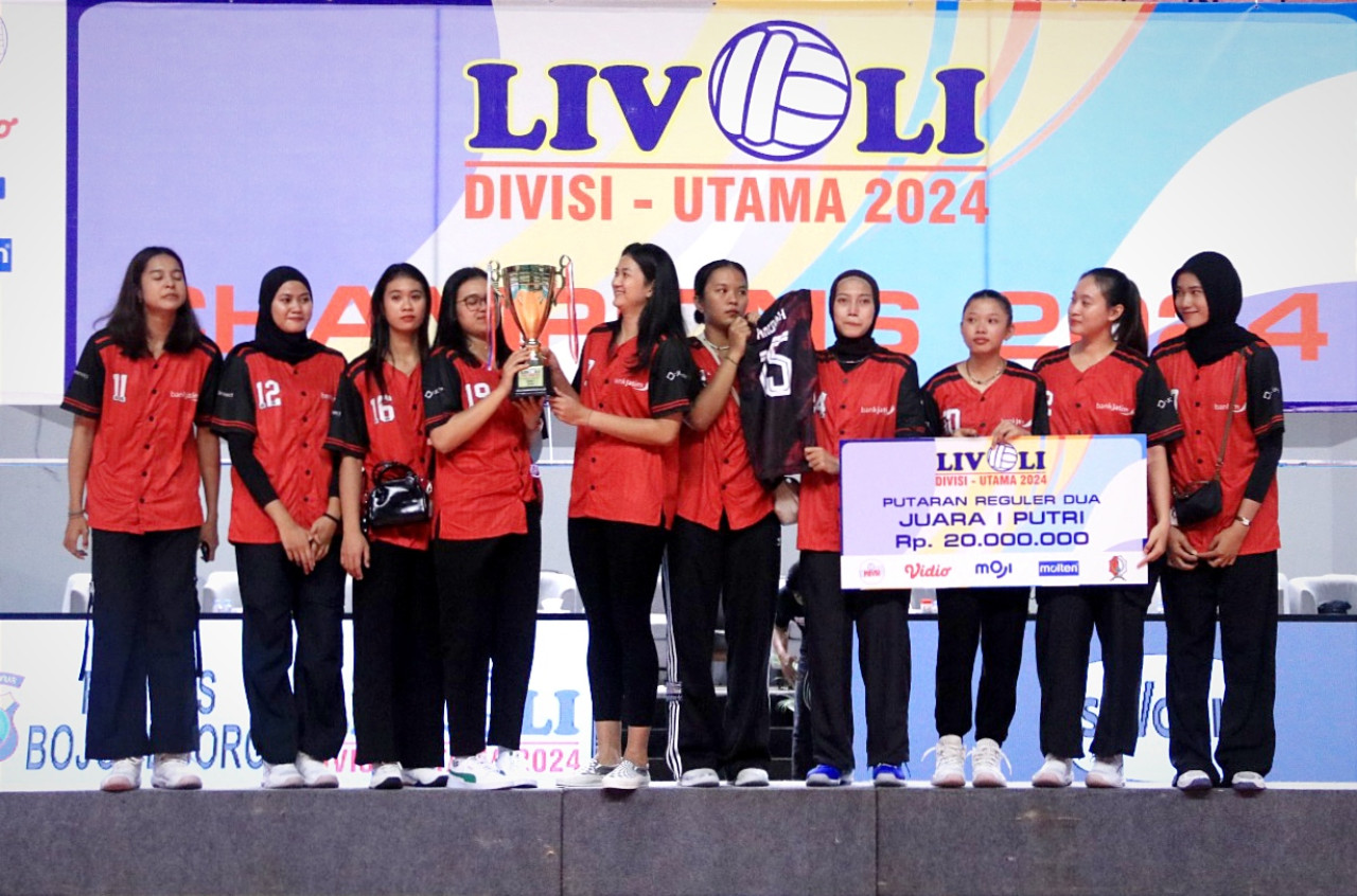 Tim Putri Bank Jatim saat menerima penghargaan Juara Reguler Kedua Livoli Divisi Utama 2024 di GOR Utama Bojonegoro, Minggu (3/11/2024). (Foto: Livoli Official for jatimnow.com)