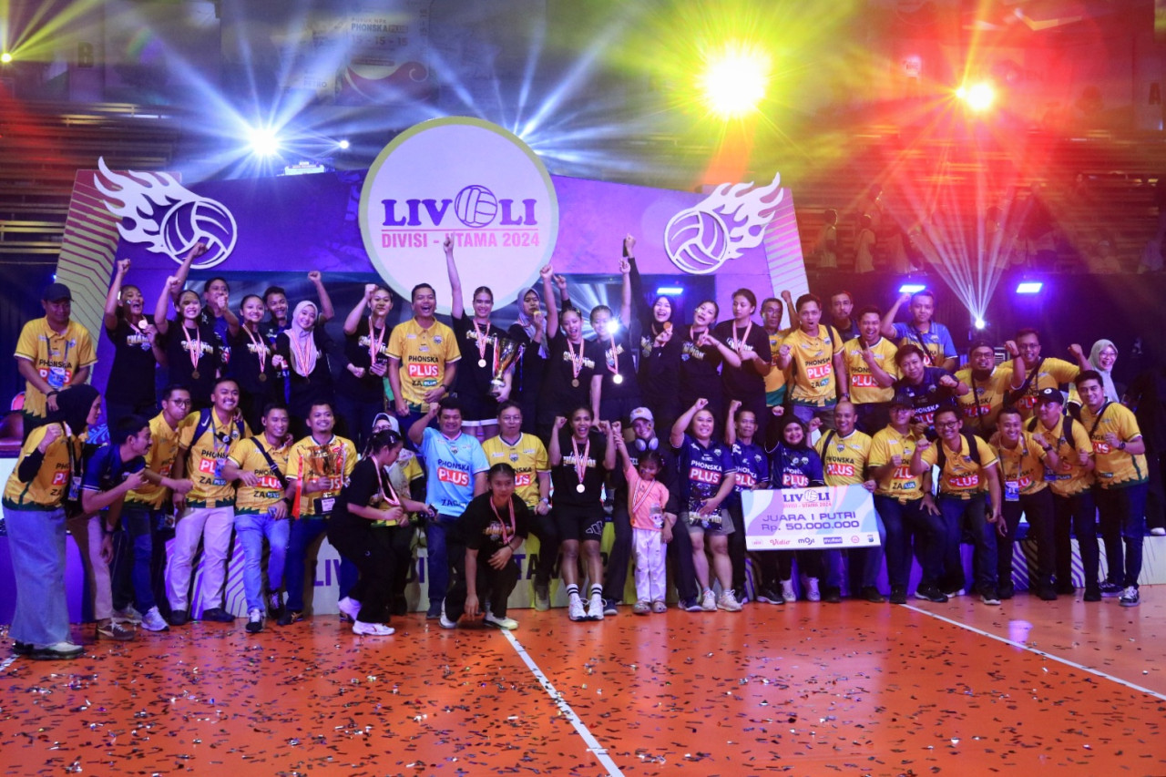 Petrokimia Gresik Pupuk Indonesia saat menerima penghargaan juara Voli Antarklub Livoli Divisi Utama 2024 di GOR Tri Dharma Petrokimia Gresik. (Foto: Livoli Official)