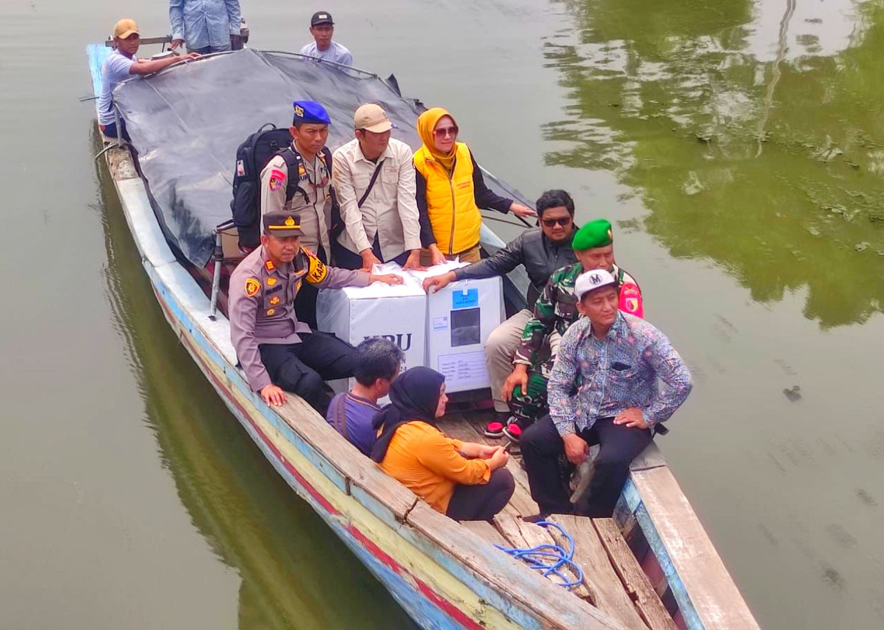 Proses distribusi logistik Pilkada di wilayah terpencil Sidoarjo. (Foto:Ahaddiini HM/jatimnow.com)