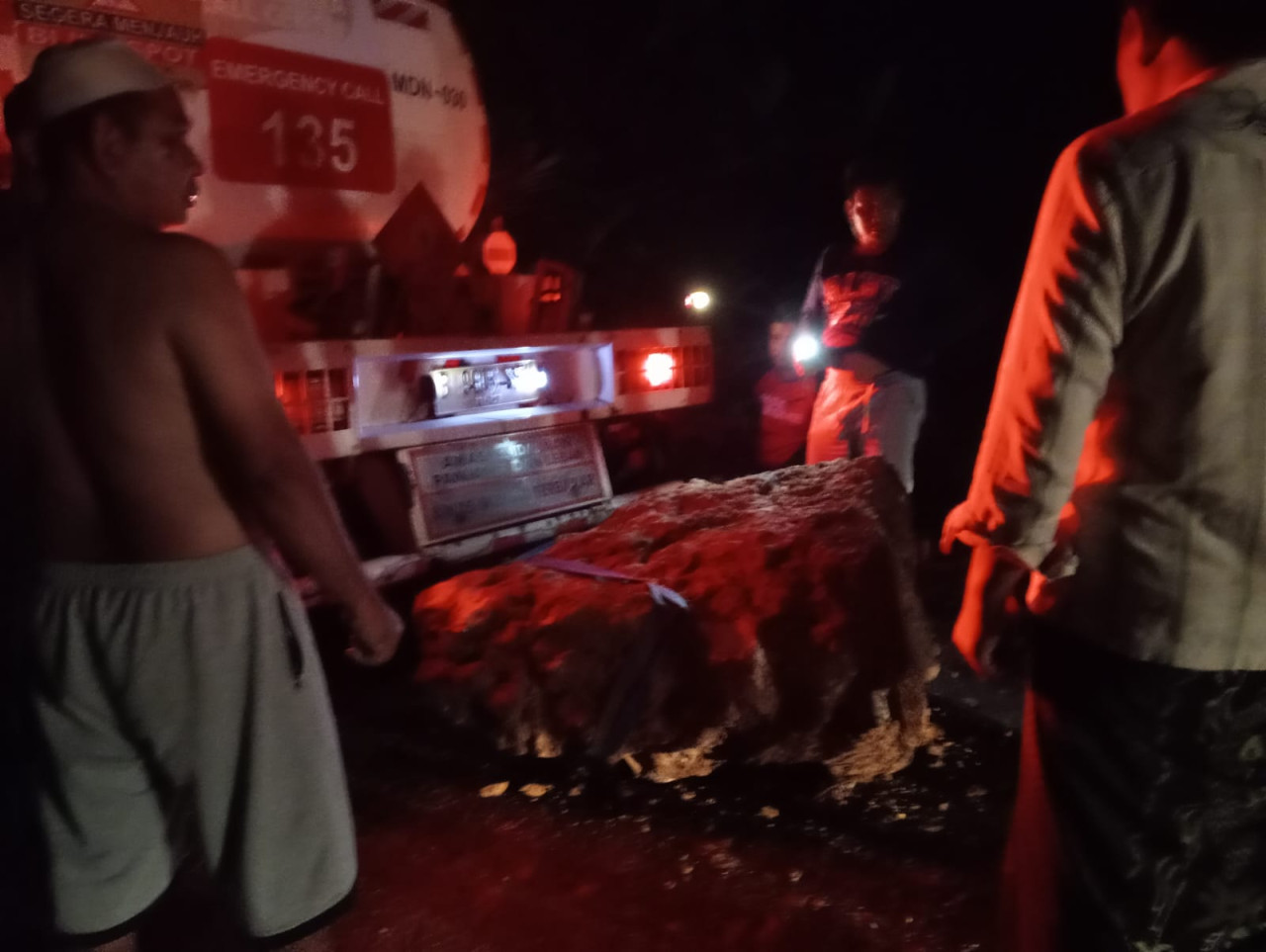 Batu yang menutup akses jalan utama Kampak-Munjungan di Trenggalek. (dok. BPBD Trenggalek)