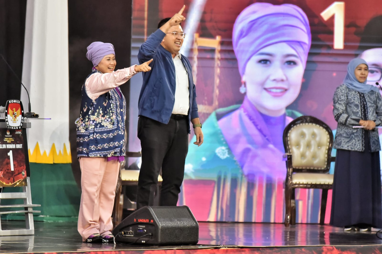 Luluk - Lukmanul saat debat kedua Pilkada Jatim 2024. (dok. jatimnow.com)