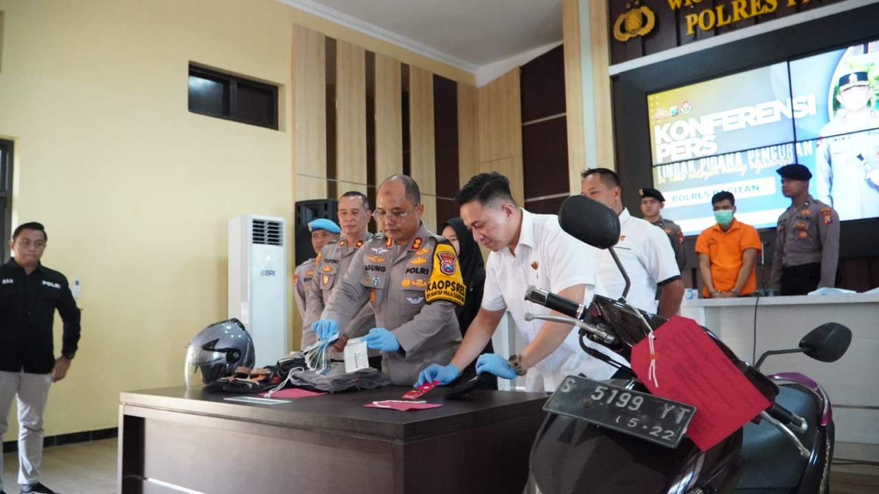 Pelaku aksi pencurian berhasil ditangkap Polres Pacitan. (Foto: Ahmad Fauzani/jatimnow.com)