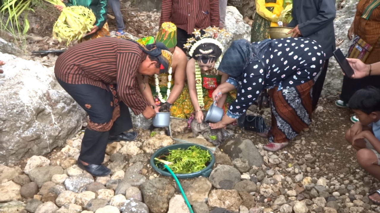 Prosesi ritual manten kucing atau ngedus kucing di Tulungagung. (Foto: Bramanta Pamungkas/jatimnow.com)