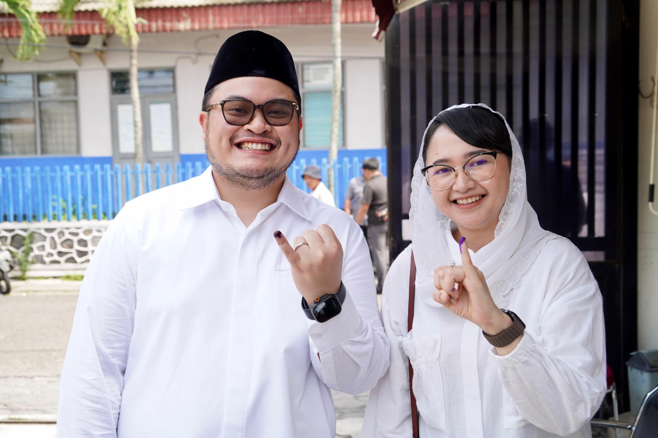 Mas Dhito usai nyoblos bareng istrinya. (Foto: Tim Media Mas Dhito/jatimnow.com)