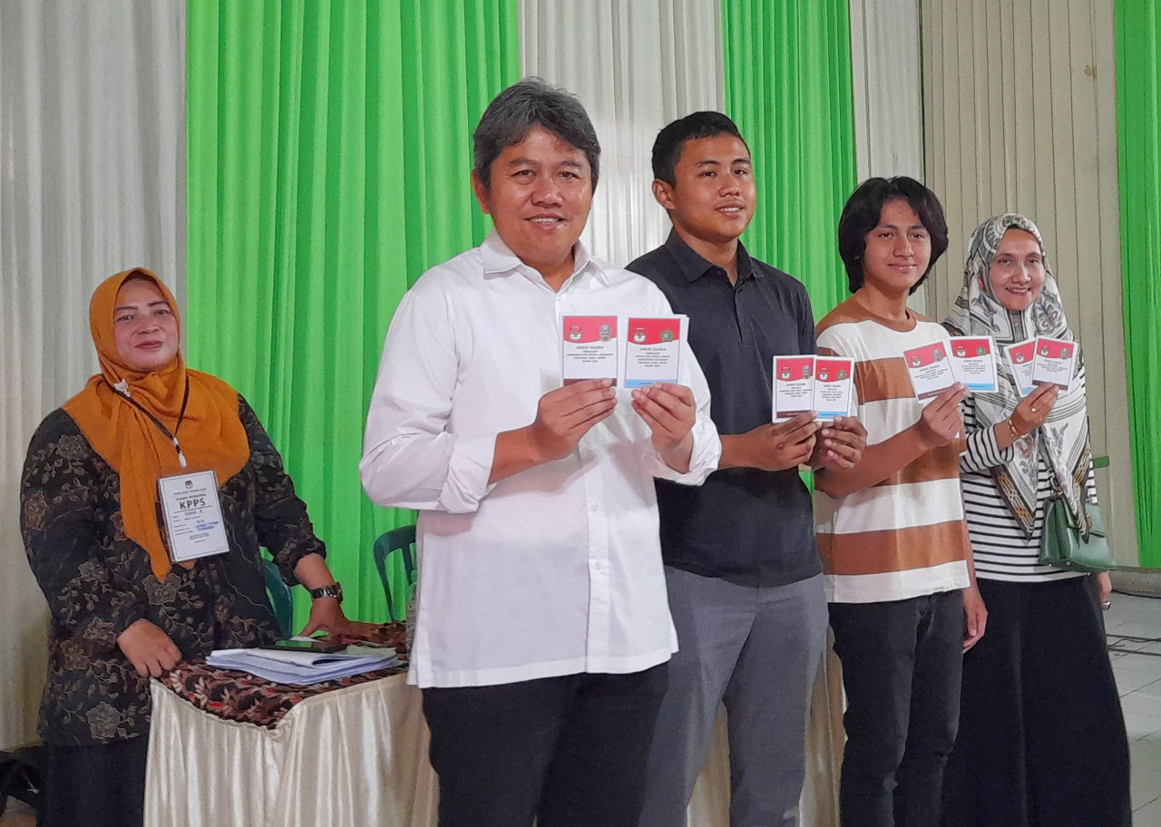 Mas Iin saat mencoblos di TPS 17 Perum Taman Pinang Indah Sidoarjo. (Foto: Ahaddiini HM/jatimnow.com).