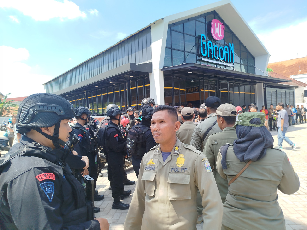 Pengamanan Mie Gacoan di Bangkalan. (Foto: Fathor Rahman/jatimnow.com)