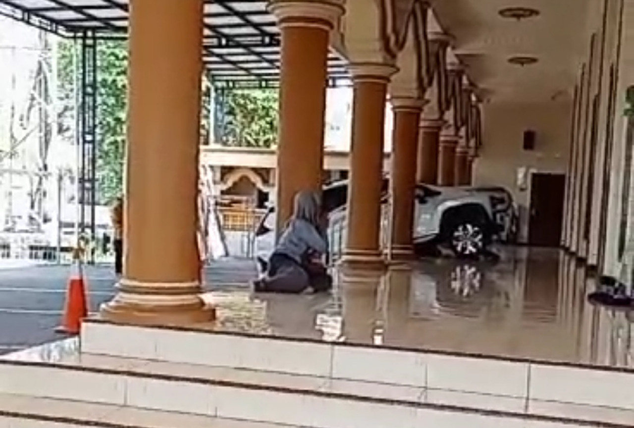 Mobil Xpander masuk masjid di Jember. (Tangkapan layar)