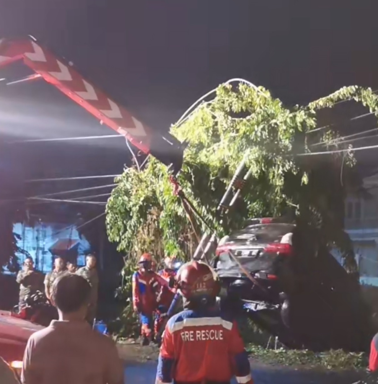 Evakuasi mobil nyemplung ke sungai akibat angin kencang. (Foto: tangkapan layar media sosial warga for jatimnow.com)