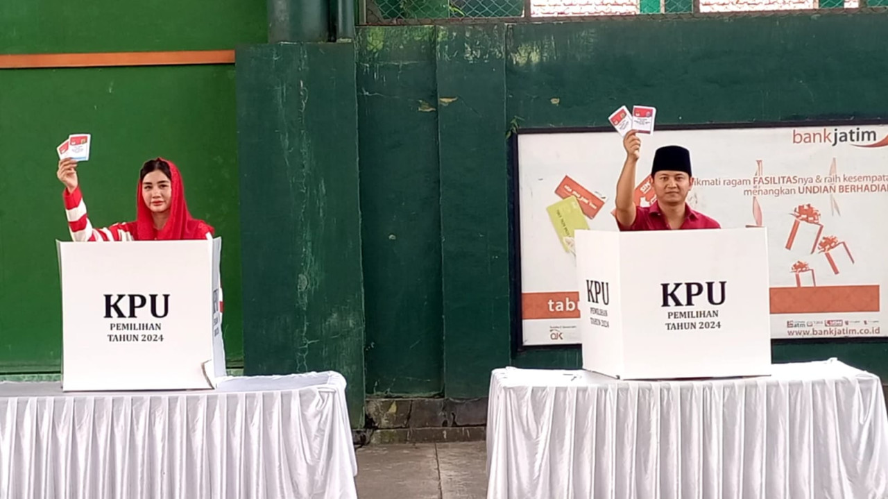 Mochamad Nur Arifin dan istri saat menggunakan hak pilihnya. (Foto: Bramanta Pamungkas/jatimnow.com)