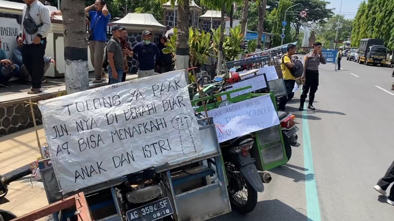 Ratusan Warga 2 Desa di Trenggalek Protes Jalan Rusak, Cabup Siap Perbaiki?