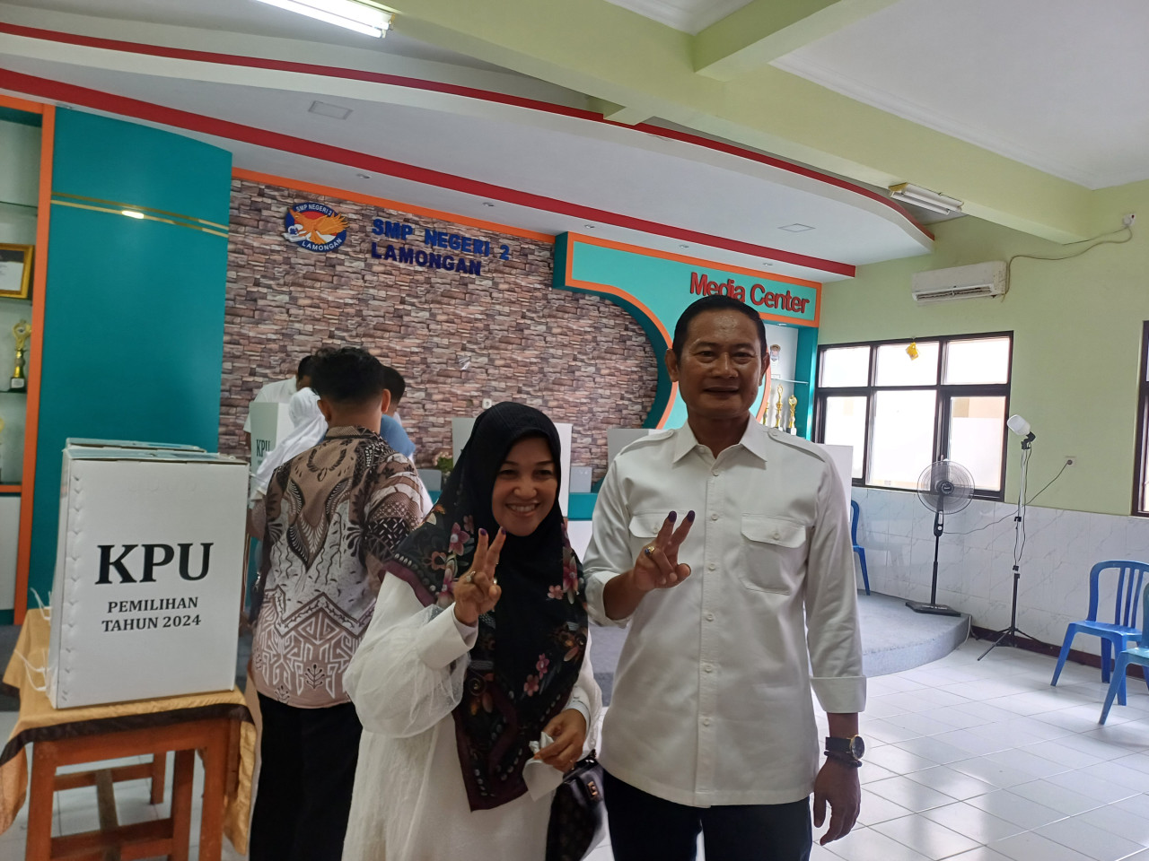 Pak Yes dan didampingi sang istri Anis Kartika saat menyalurkan hak pilihnya di TPS 004 Banjarmendalan. (Foto : Adyad Ammy Iffansah/jatimnow.com)