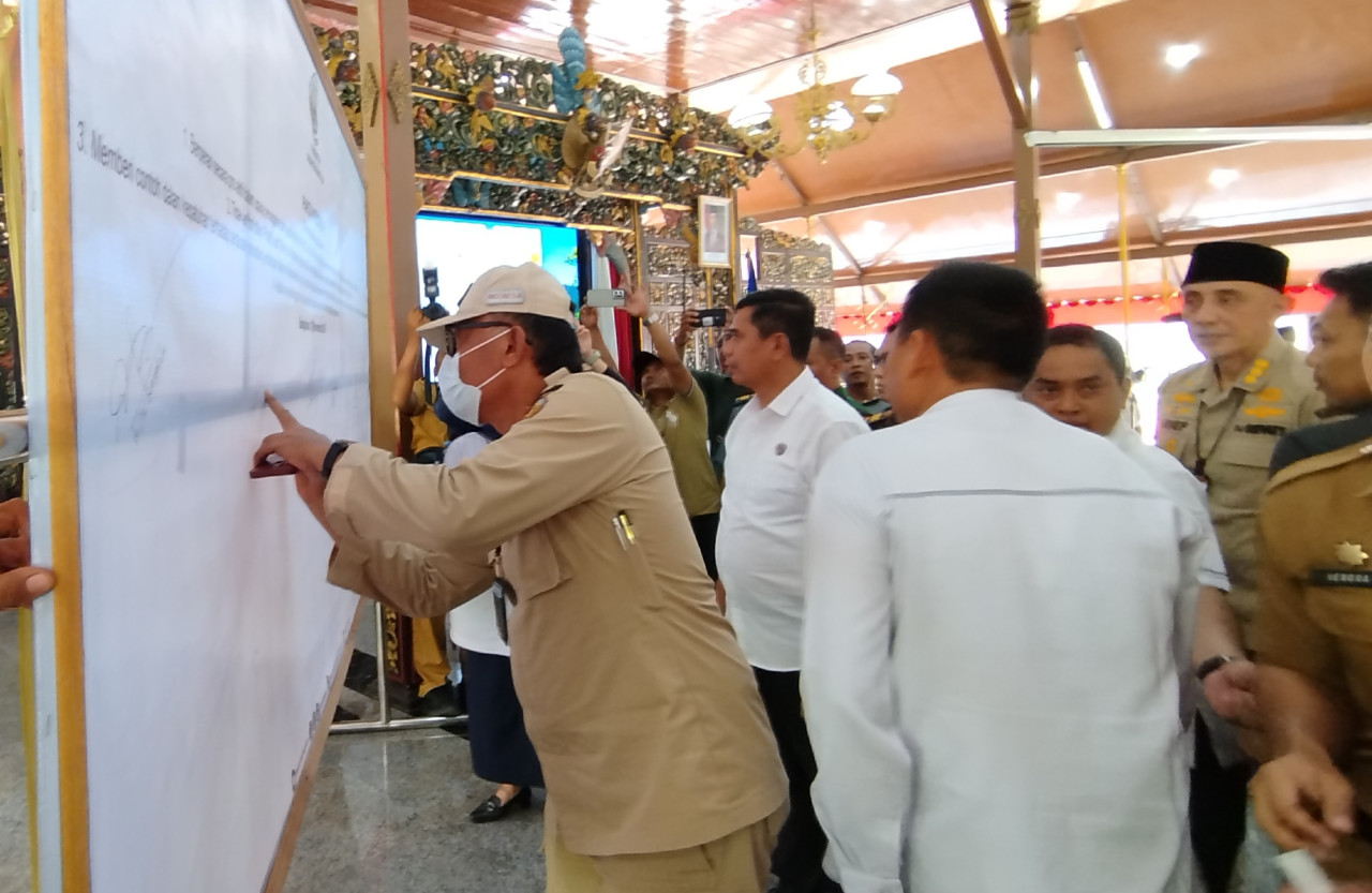 Forkopimda Bangkalan saat menandatangani pakta integritas perangi judi online. (Foto: Fathor Rahman/jatimnow.com)