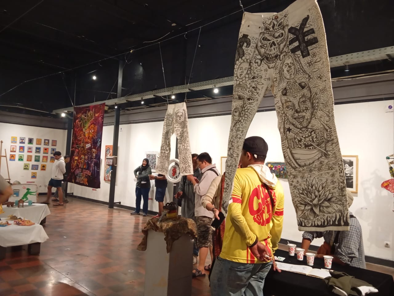 Pertunjukan Seni Rupa MOM di Balai Pemuda Surabaya. (Foto: Endang Pergiwati/jatimnow.com)