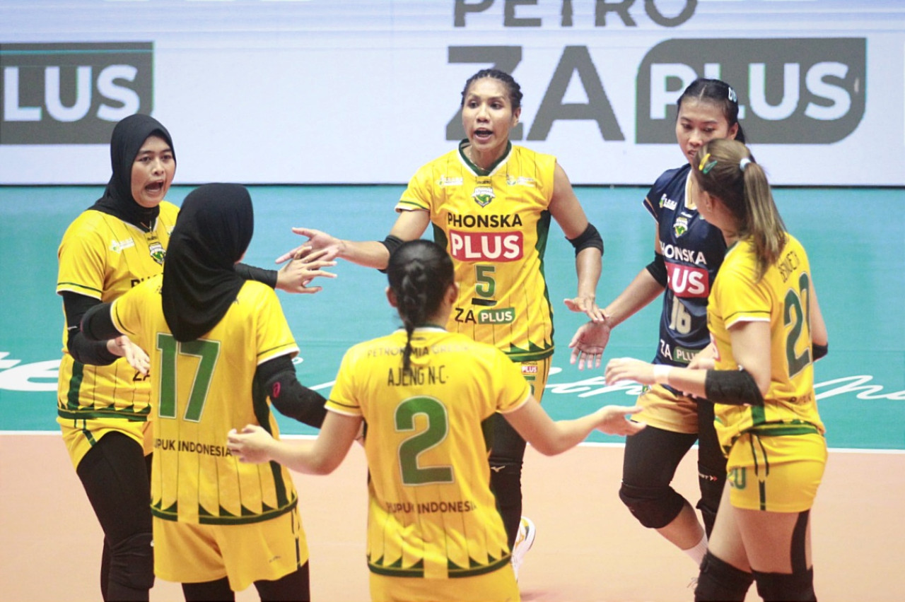 Para pemain tim putri Petrokimia Gresik Pupuk Indonesia saat bertanding melawan TNI AL di babak final four Livoli Divisi Utama di GOR Tri Dharma Petrokimia Gresik. (Foto: Livoli Official)