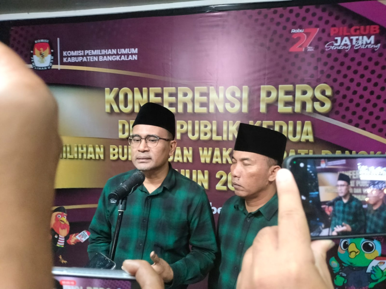 Pasangan Mathur Khusairi dan Jayus Salam saat konfrensi pers debat kedua. (Foto: Fathor Rahman/jatimnow.com)