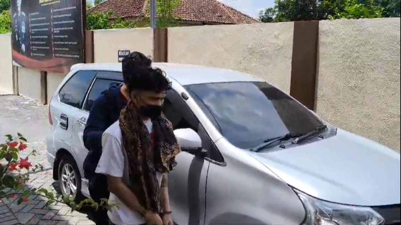 Pelaku saat diamankan Satreskrim Polres Blitar. (Foto: Bramanta Pamungkas/jatimnow.com)