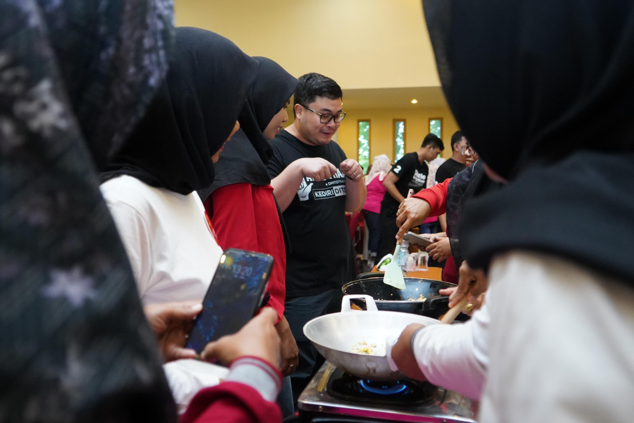 Mas Dhito saat memberikan pelatihan mengolah mangga podang. (Foto: Pemkab Kediri/jatimnow.com)