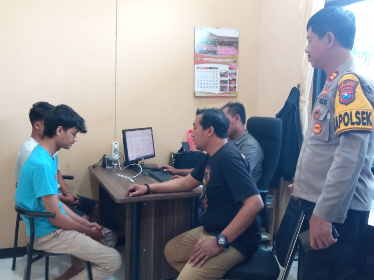Dua remaja menjalani pemeriksaan di Polsek Ajung. (Foto: Sugianto/jatimnow.com)