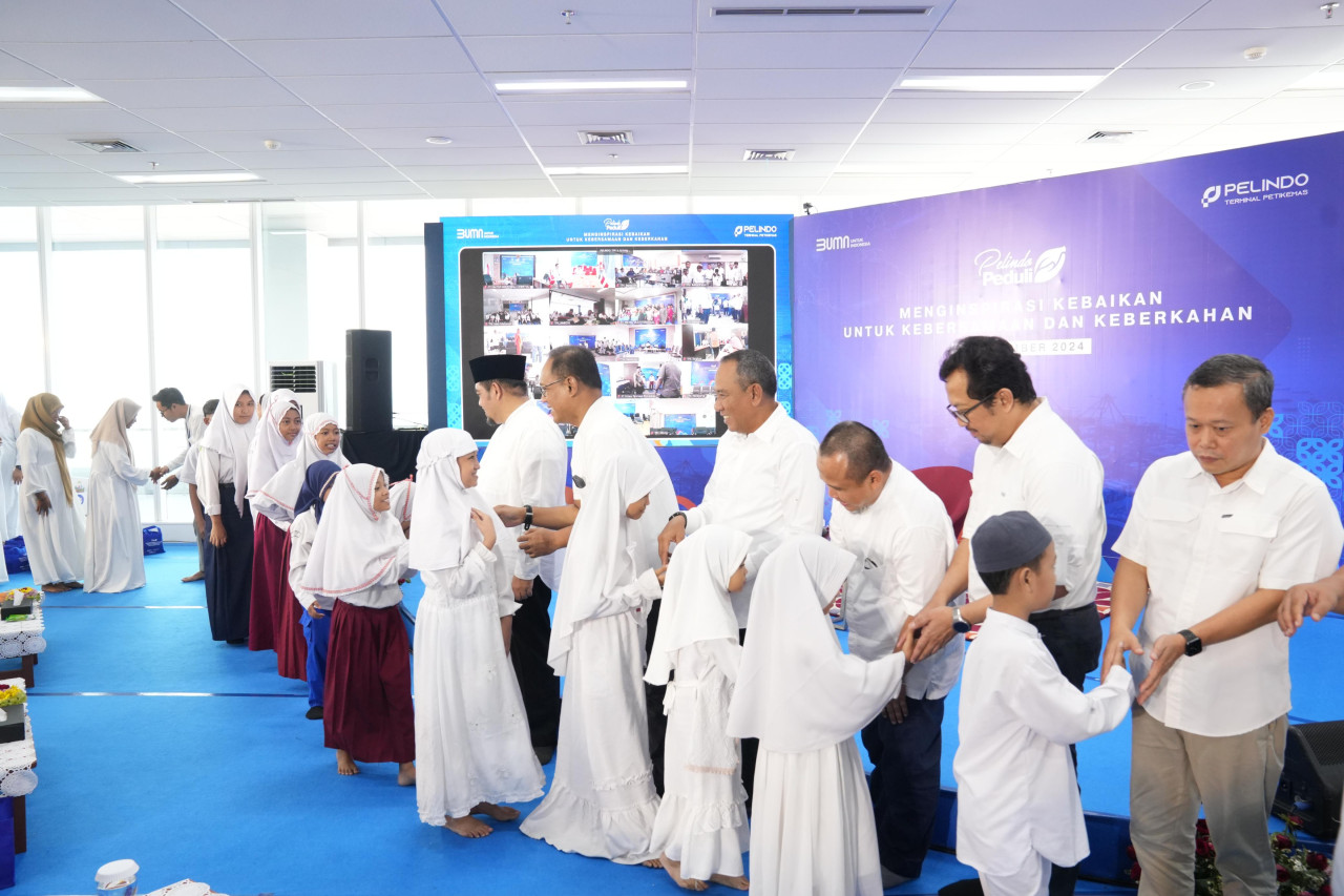 SPTP menyerahkan santunan untuk ribuan anak yatim serta bantuan sarana ibadah di seluruh wilayah kerja SPTP Group. (Foto: Humas PT Pelindo Terminal Petikemas)