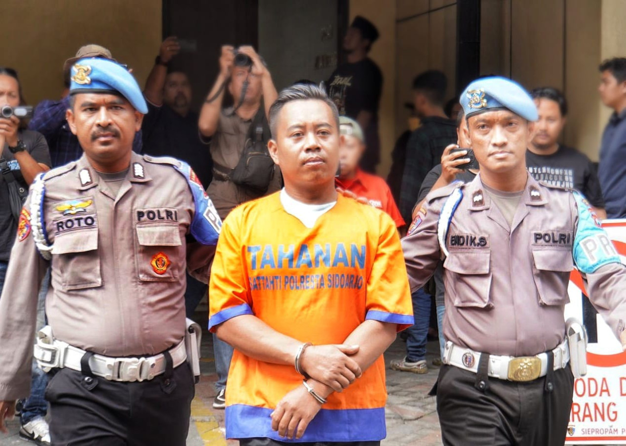 Pelaku Pembunuhan Wanita di Krian Sidoarjo yang tak lain suami korban sendiri. (Foto: Ahaddiini HM/jatimnow.com)