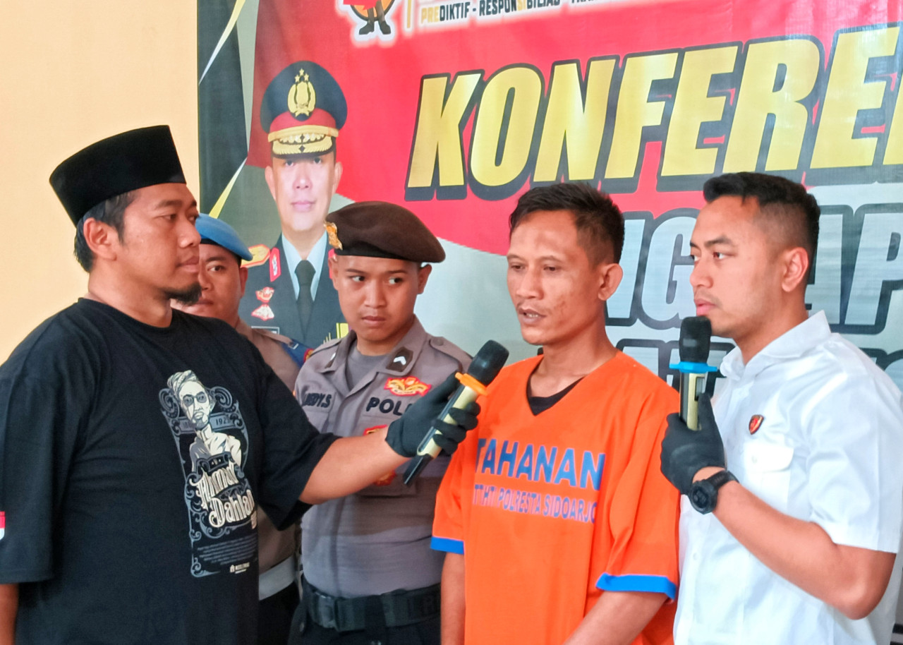 Tersangka MH ketika di agenda rilis Polresta Sidoarjo. (Foto: Ahaddiini HM/jatimnow.com)
