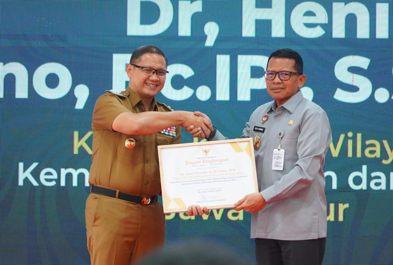 Penyerahan penghargaan dalam kegiatan Scale Up Business Industri Kecil Menengah Vol.1. (Foto: Humas Kemenkumham Jatim/jatimnow.com)