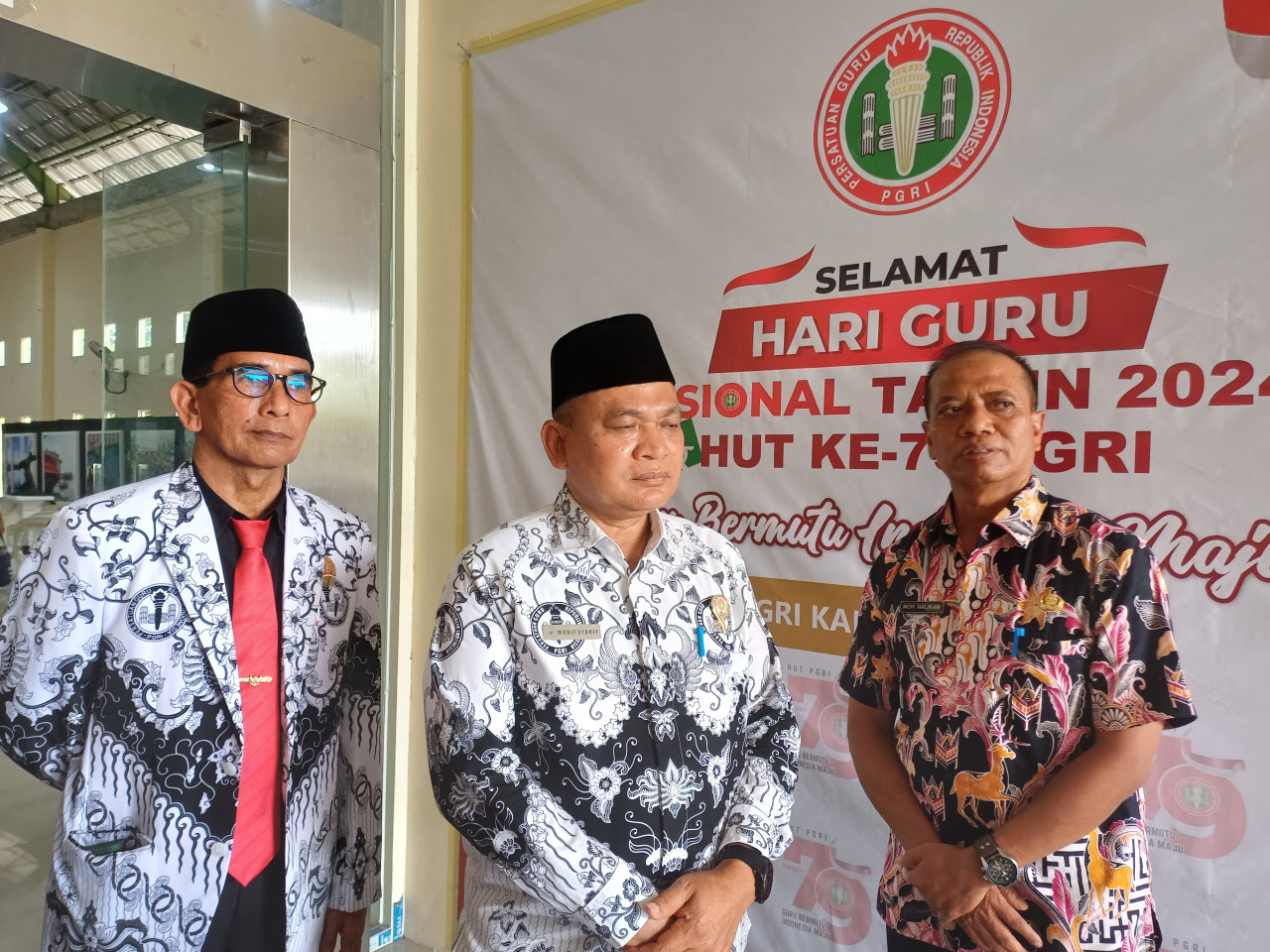 Sekdakab Lamongan, Moh. Nalikan (kanan) dan Kadisdik Lamongan, Munif Syarif saat menghadiri kegiatan HUT PGRI 2024. (Foto : Adyad Ammy Iffansah/jatimnow.com)