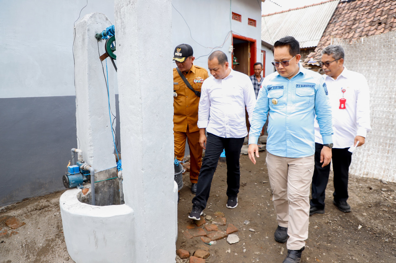 Pj Gubernur Adhy saat meninjau program perbaikan rutilahu di Kediri. (Foto: Pemprov Jatim/jatimnow.com)