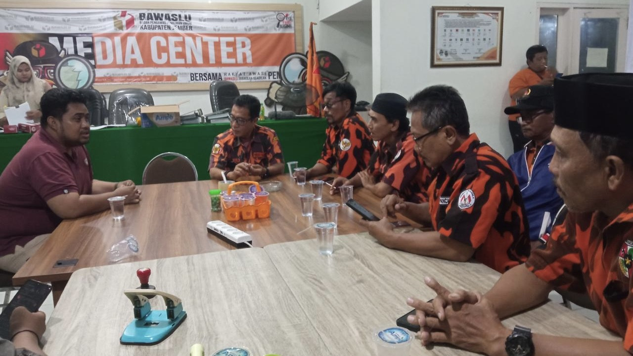 Pemuda Pancasila Jember saat menemui Ketua Bawaslu Jember. (Foto: Sugianto/jatimnow.com)