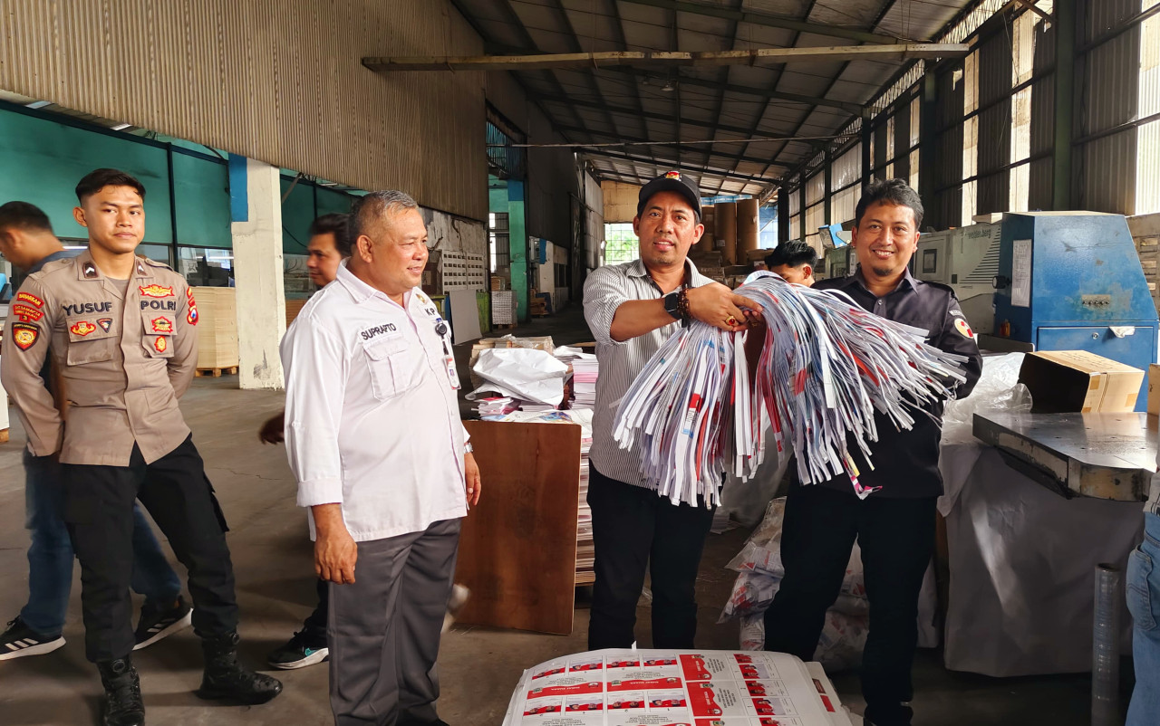 Pemusnahan surat suara oleh KPU (foto: Fajar for jatimnow.com)