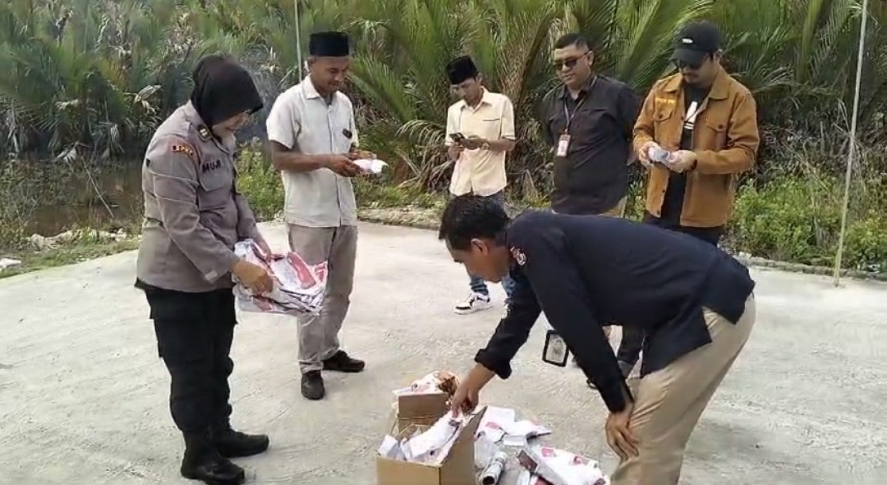 Pemusnahan surat suara. (Foto: Fathor Rahman/jatimnow.com)