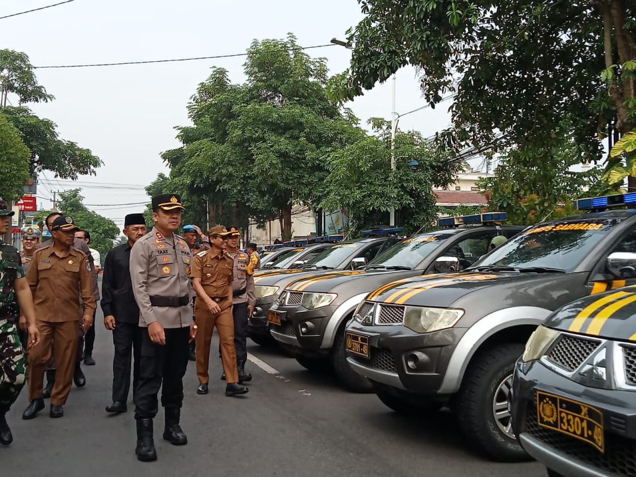 Kapolres Tulungagung AKBP Taat Resdi saat meninjau kesiapan pasukan. (Foto: Bramanta Pamungkas/jatimnow.com)