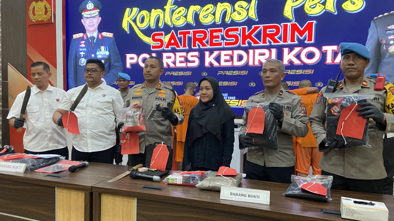Polisi menunjukkan barang bukti perampokan. (Foto: Yanuar Dedy/jatimnow.com)