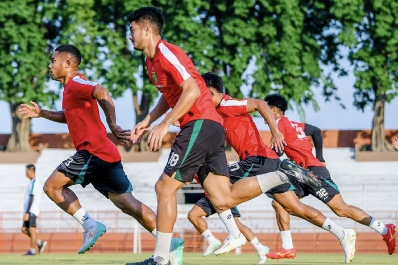 Para pemain Persebaya saat latihan. (Foto: PT LIB)