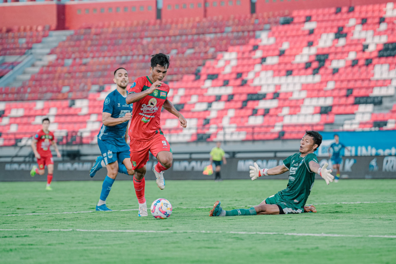 Rizky Dwi saat mencoba mengecoh penjaga gawang PSIS Semarang. (Foto: Persebaya for jatimnow.com)
