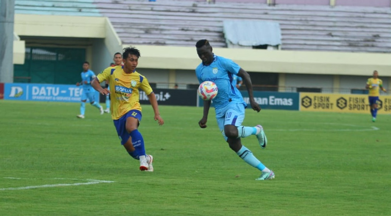 Ezechiel N'Doassel pencetak hattrick Persela Lamongan saat menghadapi GU. (Foto : Adyad Ammy Iffansah/jatimnow.com)