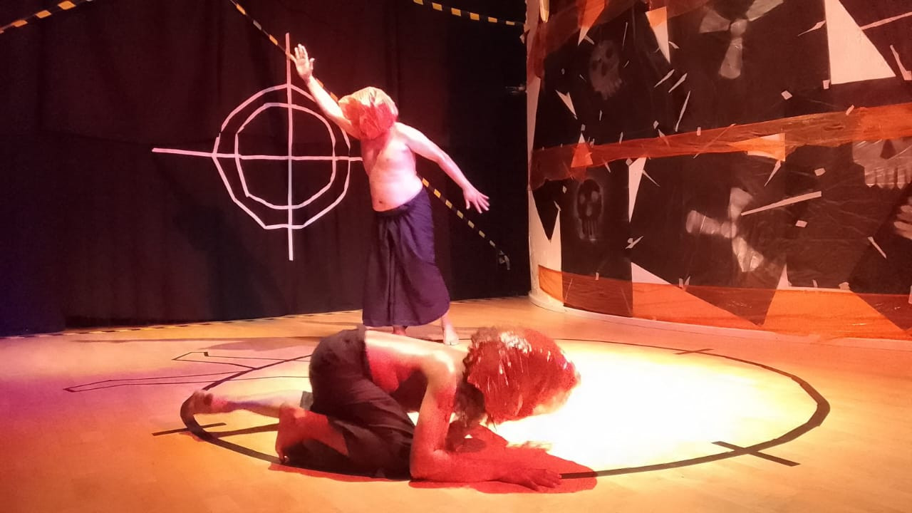 Salah satu adegan pertunjukan Surup oleh Teater Api Indonesia. (Foto: Naufal for jatimnow.com)