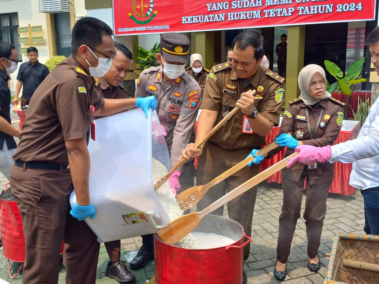 Pemusnahan barang bukti dilakukan Kejaksaan Negeri Tulungagung. (Foto: Bramanta Pamungkas/jatimnow.com)