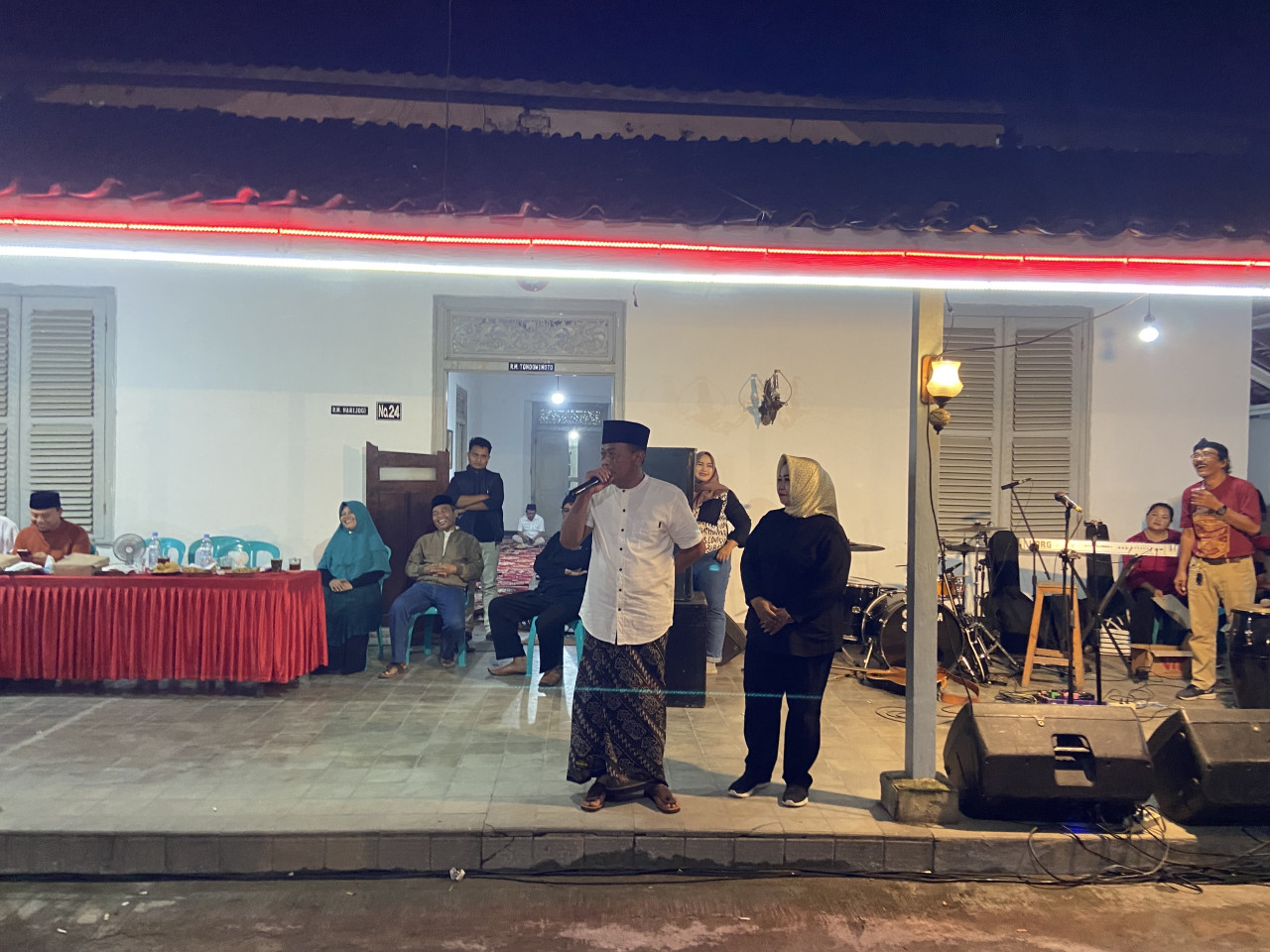 Sugiri Sancoko-Lisdyarita saat di posko kemenangan (Foto: Ahmad Fauzani/jatimnow.com)