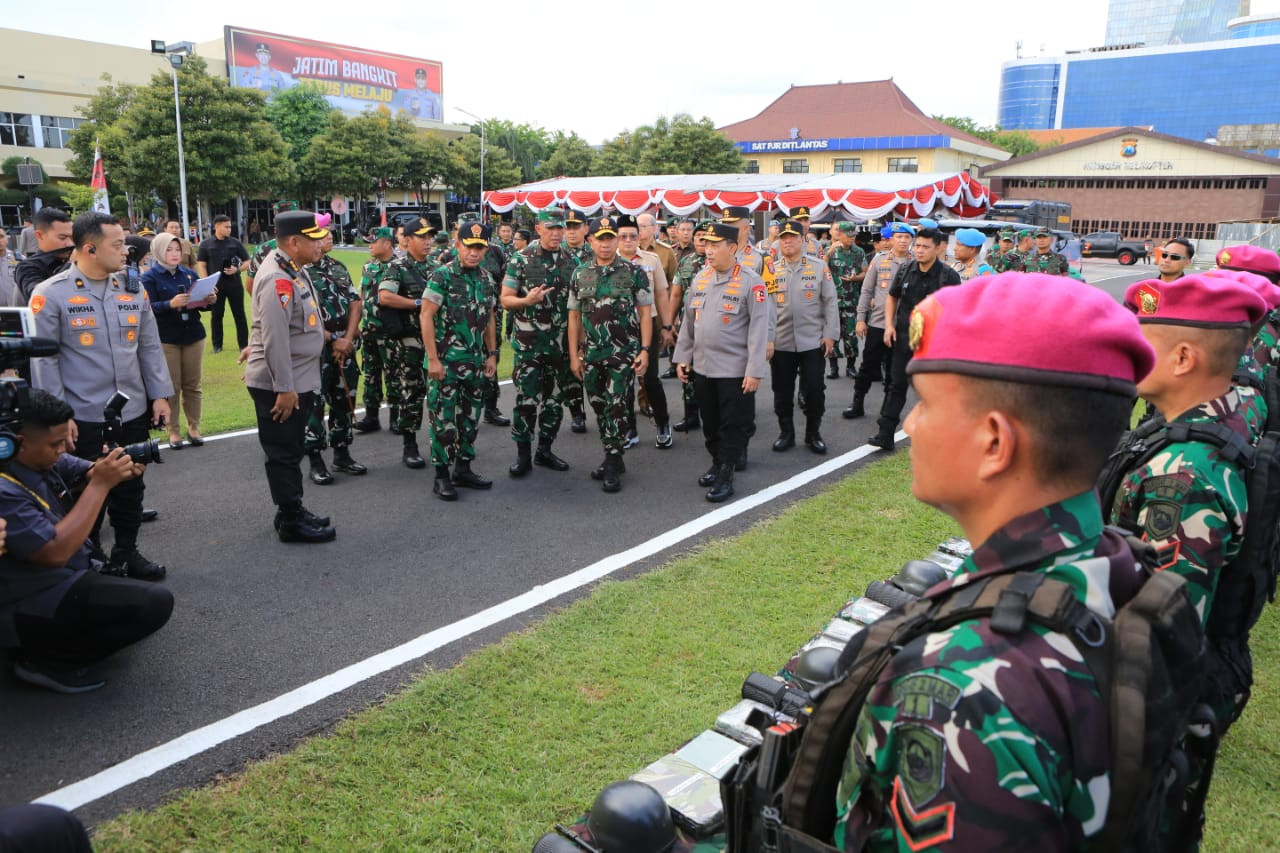 Kapolri Jenderal Polisi Listyo Sigit Prabowo bersama Panglima TNI Jenderal TNI Agus Subiyanto saat mengunjungi Polda Jatim. (Foto: Humas Polda Jatim/jatimnow.com)