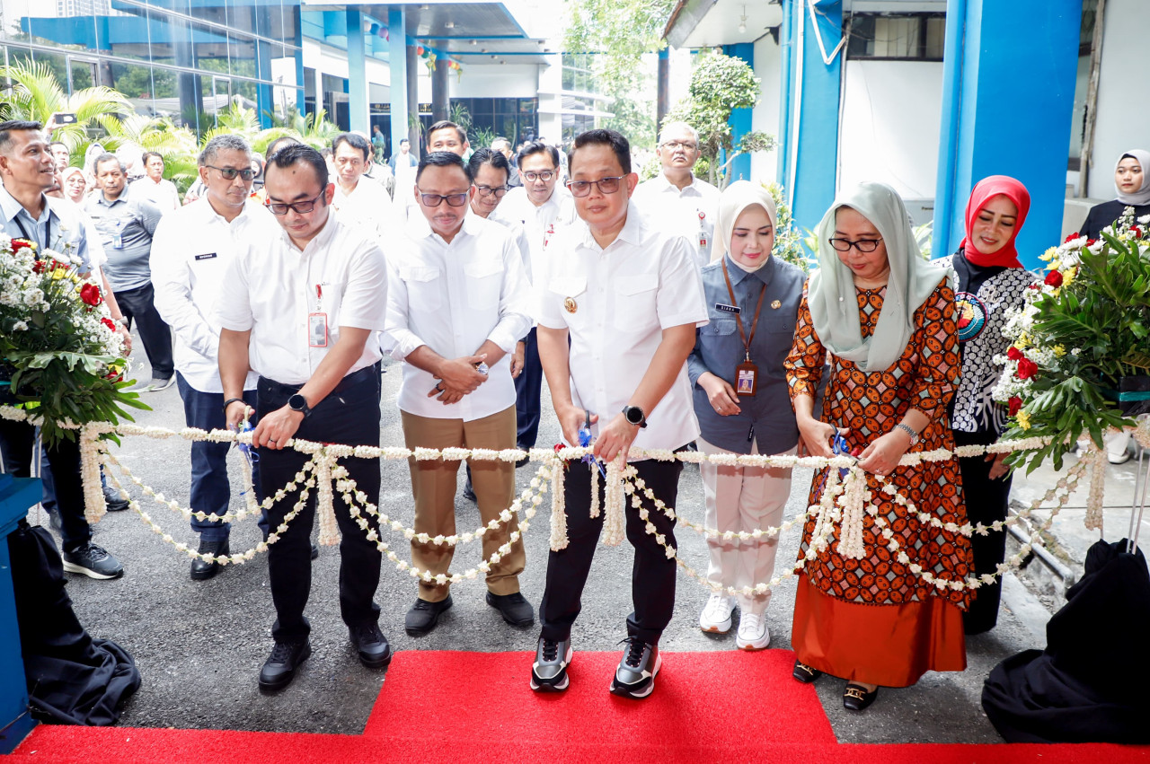 Pj Gubernur Jatim Luncurkan Layanan Konsultasi Ekspor dan Galeri Indag