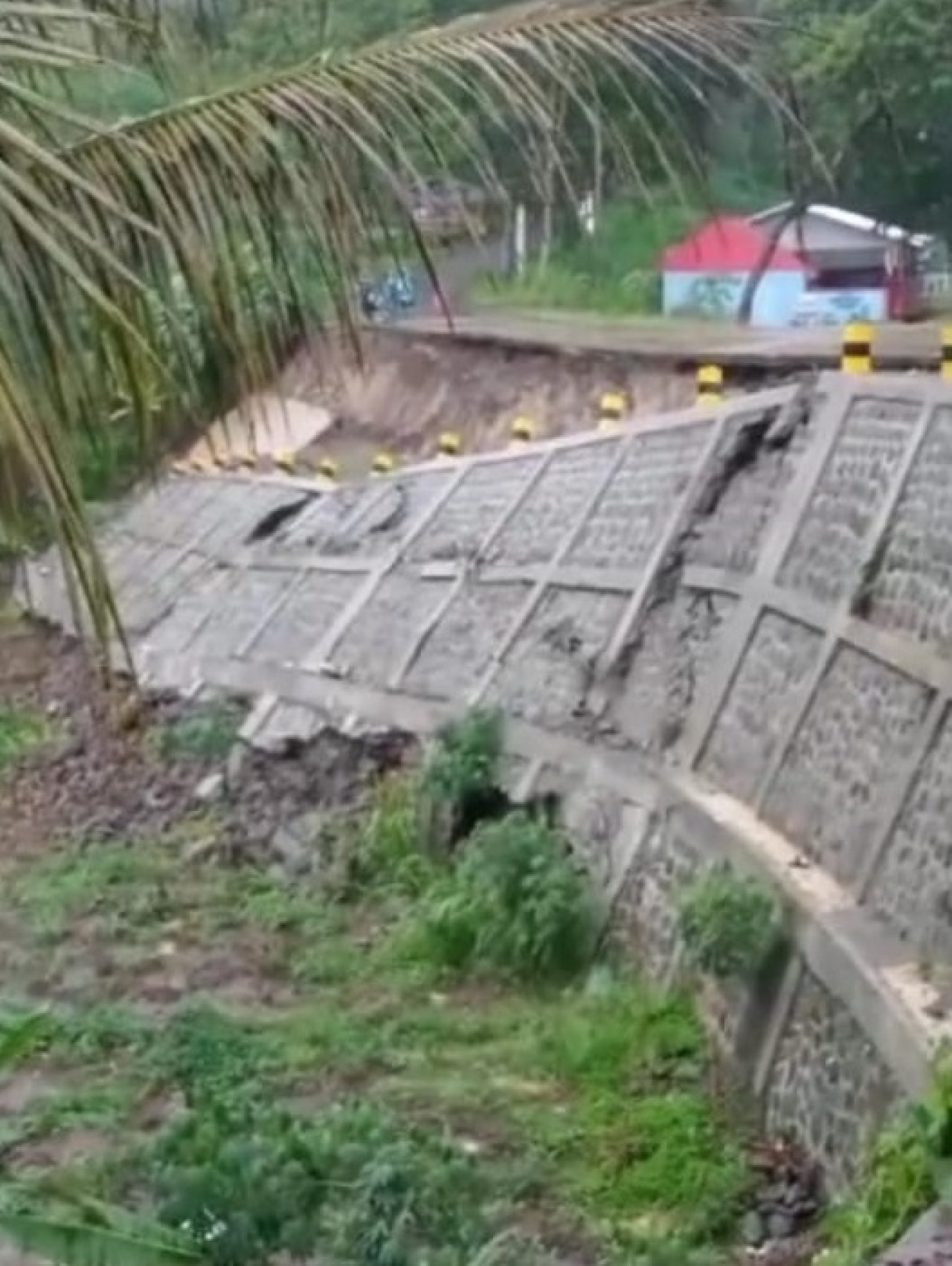 Plengsengan jalan Gunung Tugel yang longsor karena hujan. (Foto: tangkapan layar media sosial)