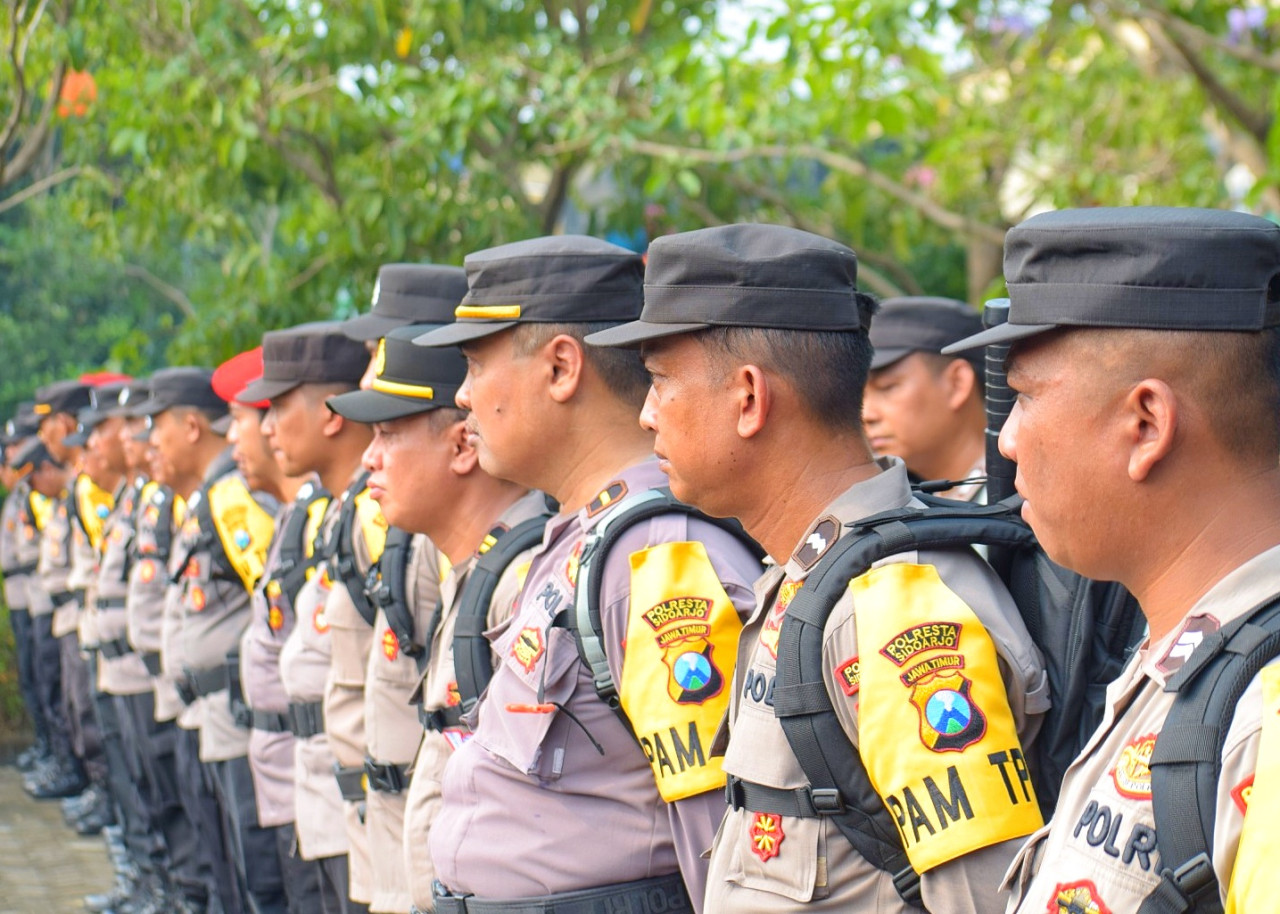 Pasukan pengamanan TPS Pilkada Serentak 2024 di Mako Polresta Sidoarjo. (Foto: Ahaddiini HM/jatimnow.com).