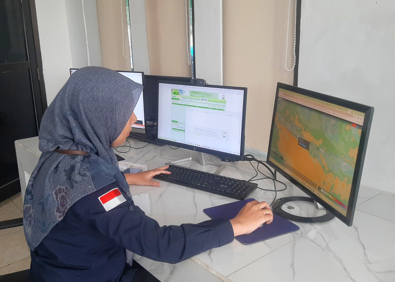 Prakirawan BMKG Juanda di Sidoarjo sedang memantau cuaca. (Foto: Ahaddiini HM/jatimnow.com)
